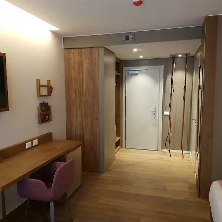 Hotell Th 4*